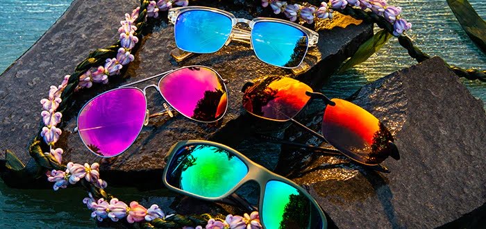 Okulary przeciwsłoneczne na kamykach w wodzie