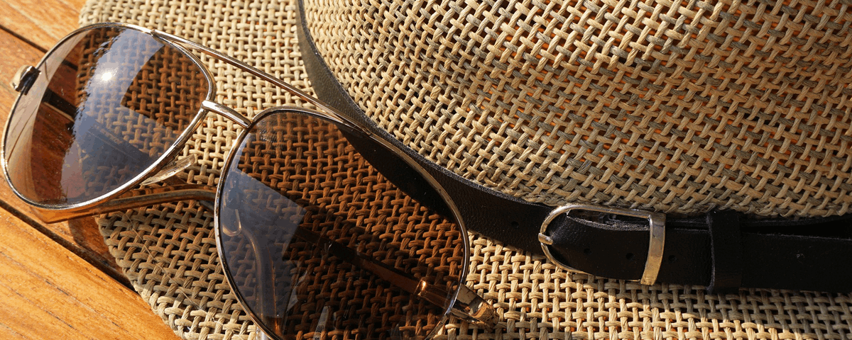 Okulary przeciwsłoneczne na kapeluszu