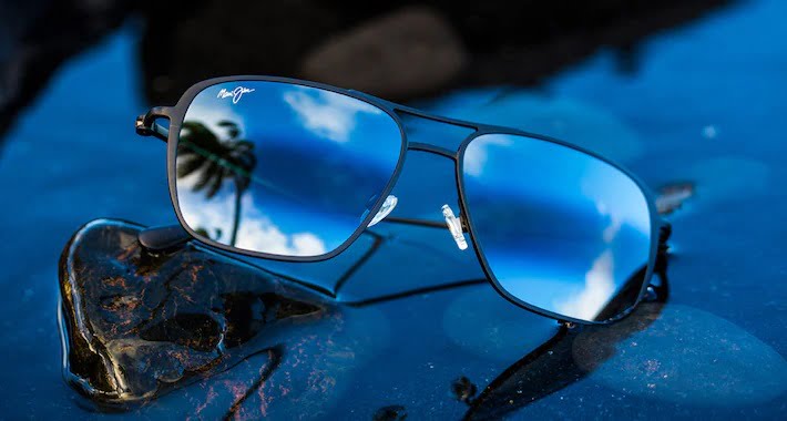 Okulary przeciwsłoneczne na kamykach w wodzie